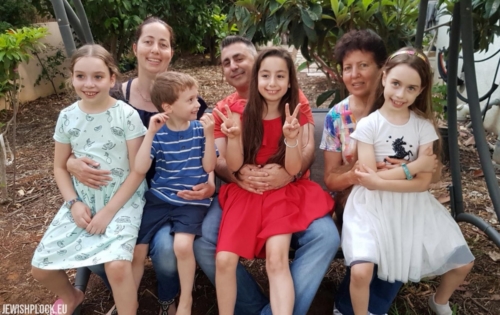 Pnina, granddaughter of Mortka Koryto (and daughter of Ryfka), her daughter Miri and her spouse Israel, with Pnina's grandchildren – (left to right) Tammar, Errez, Rottem and Haddas